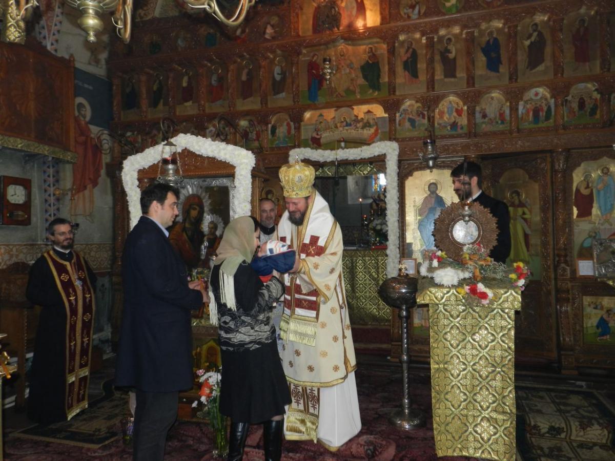 Presfințitul Emilian Loviștenul la Biserica Alba din Iași îmbisericind un prunc.